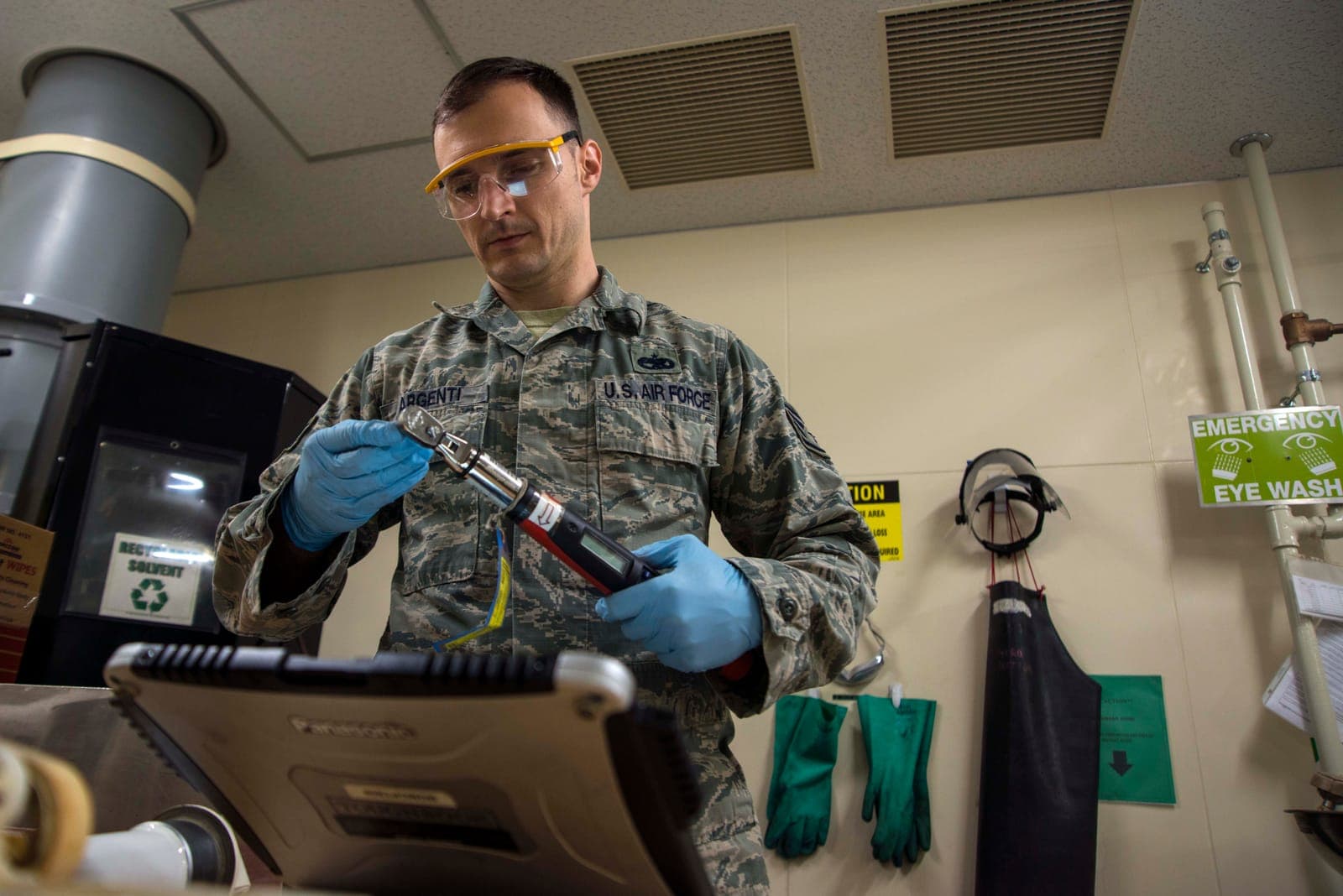 Aircraft Hydraulic Systems (2A6X5) Airmen at work
